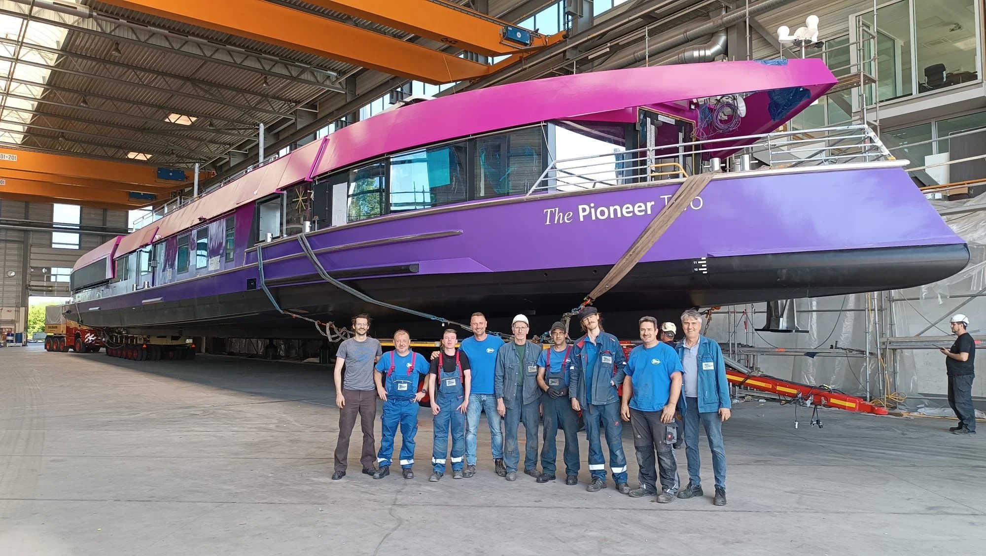 Das Lux-Team vor der Pioneer Two in der Schiffbauhalle
