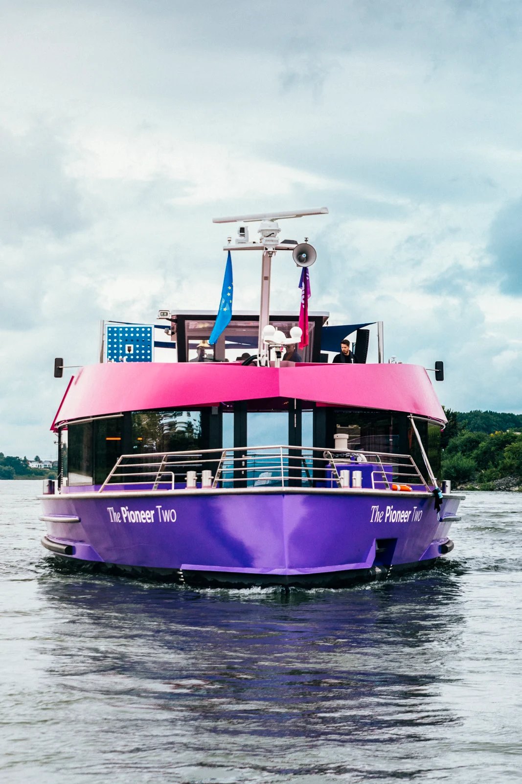 Pioneer Two von vorn auf dem Rhein