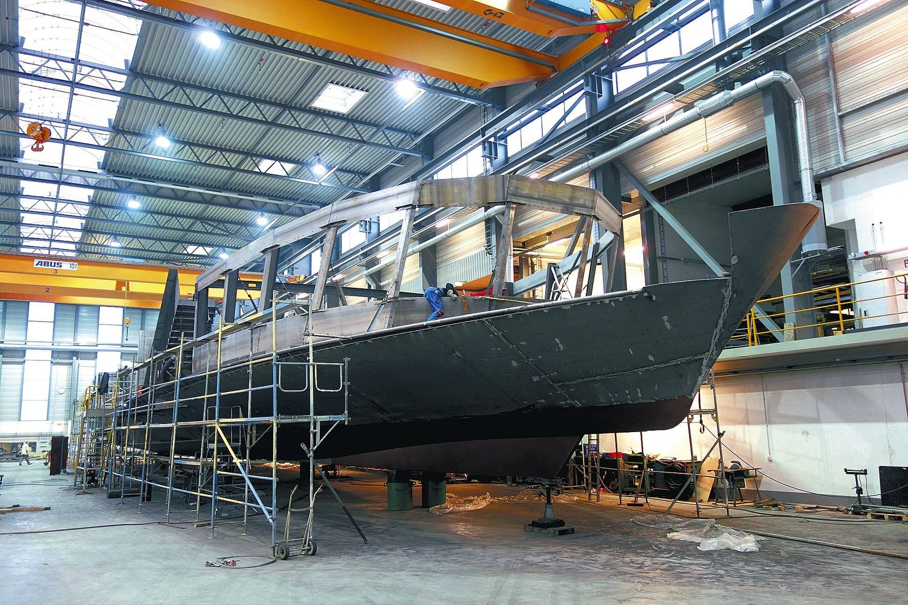 Schiff in der Halle der Lux-Werft