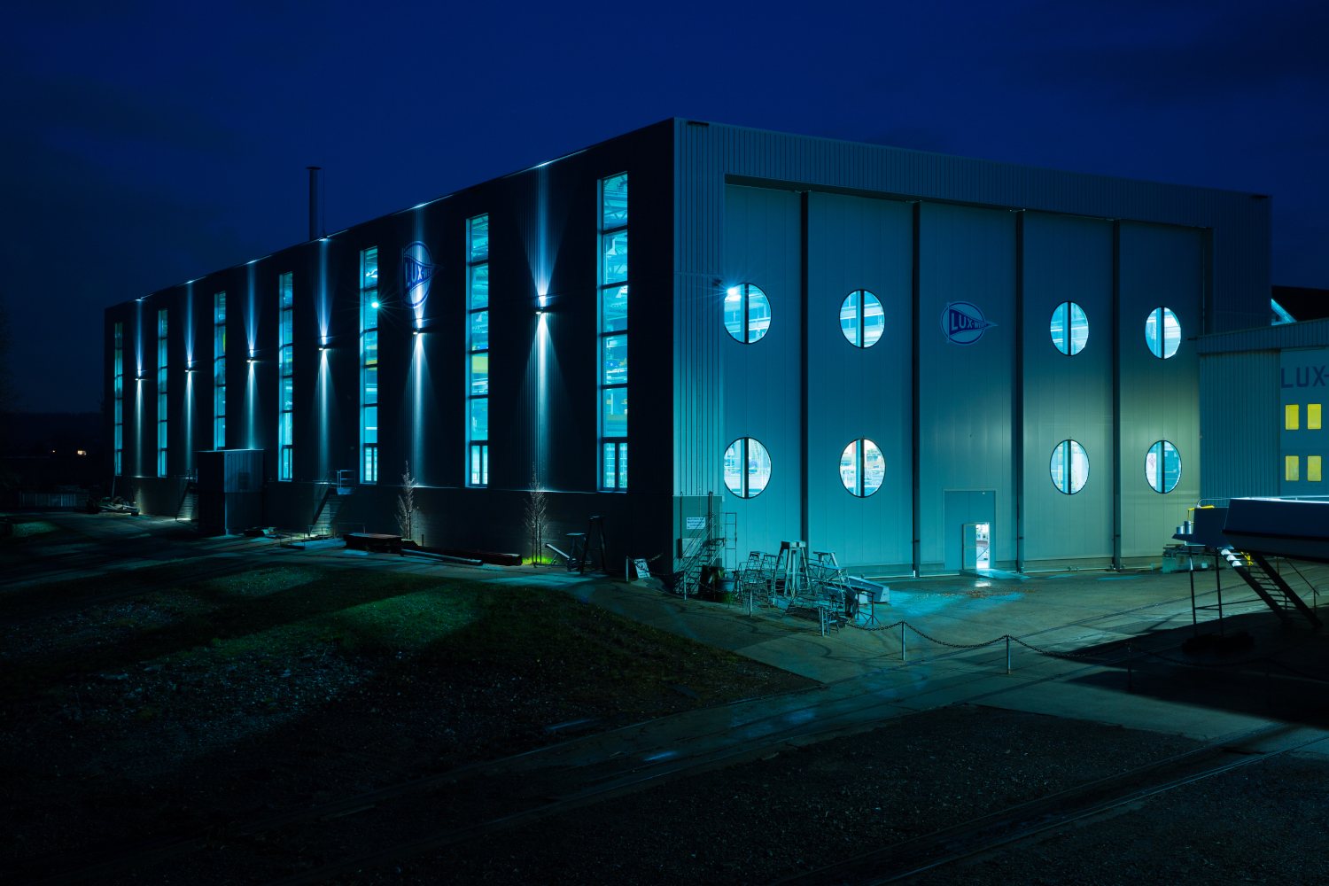 Die Halle der Lux-Werft am Abend