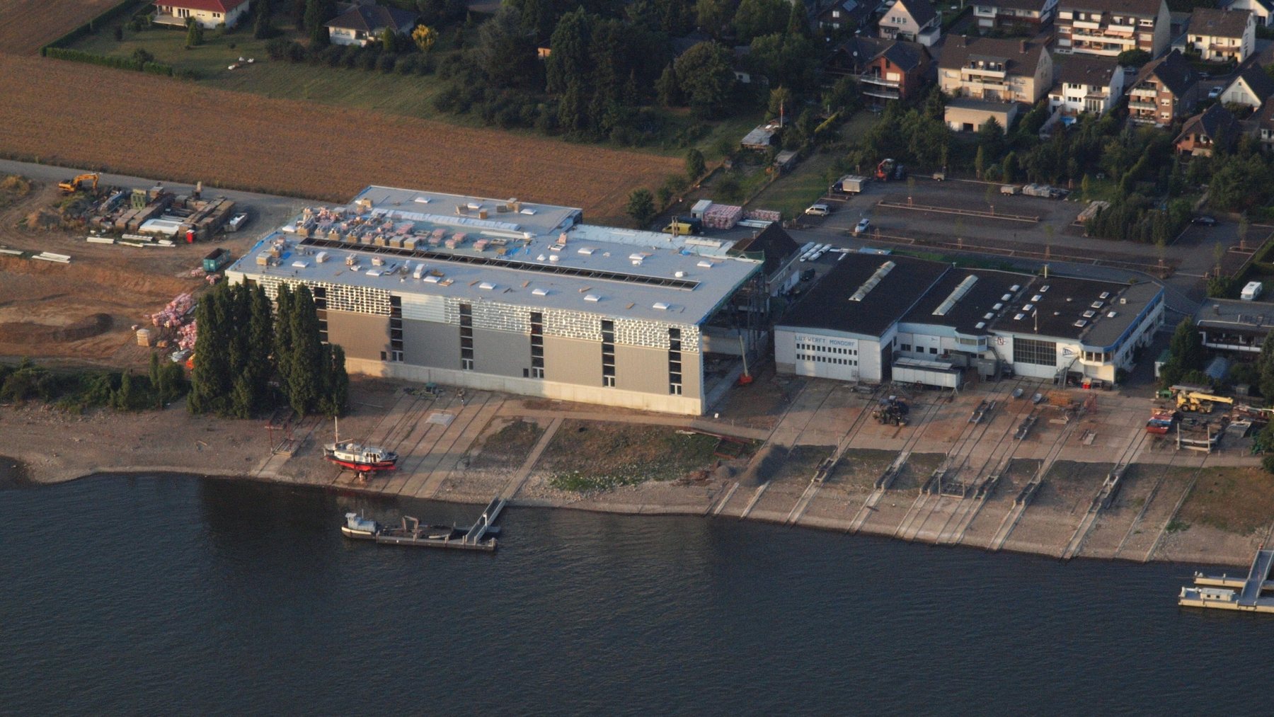 Die Lux-Werft am Rhein aus der Luft